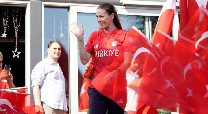 A Milli Kadın Voleybol Takımı'nın Paris yolculuğu başladı