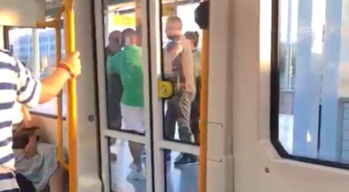 Metroda yer verme kavgası kamerada