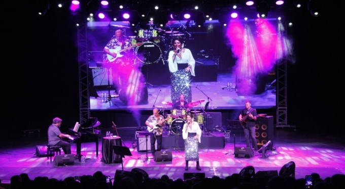 Bursa Festivali'nde Nükhet Duru sahne aldı