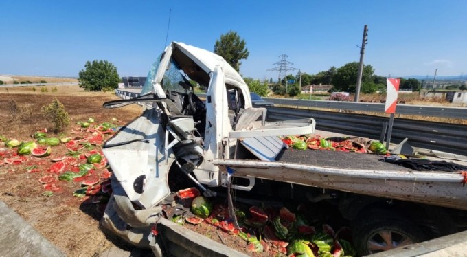 Karpuz yüklü kamyonet refüje çarptı: Ortalık savaş alanına döndü