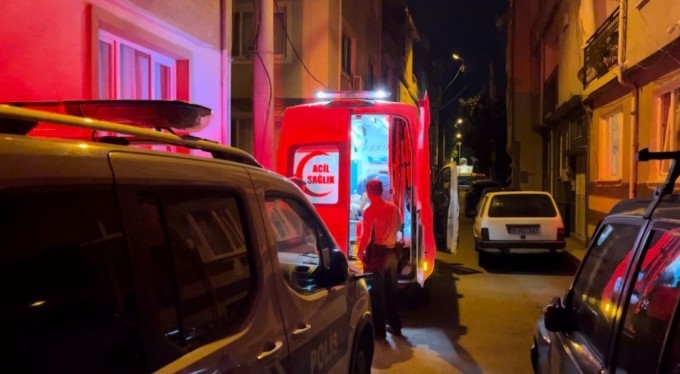 Bursa'da babasına kızıp başını cama vurdu, hastanelik oldu