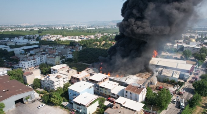 Kağıt fabrikasındaki yangının boyutu dron ile görüntülendi