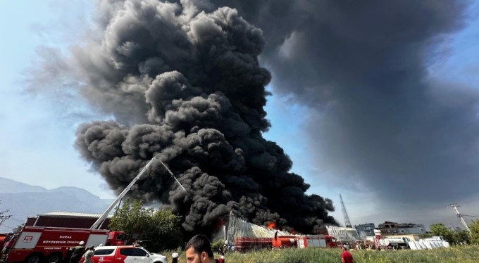 Bursa'daki yangın çevredeki 4 fabrikaya da sıçradı