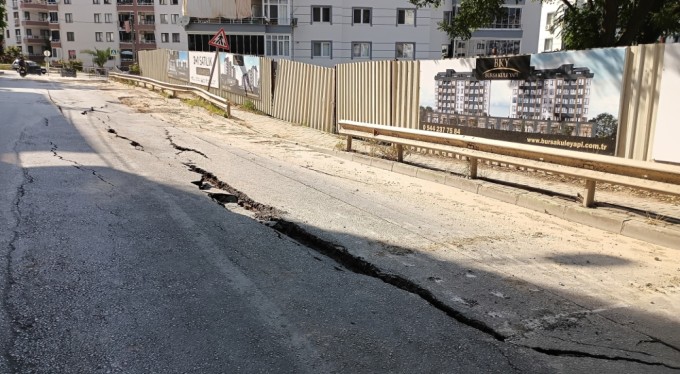 Bursa'da konut inşaatı yolda göçüğe sebep oldu