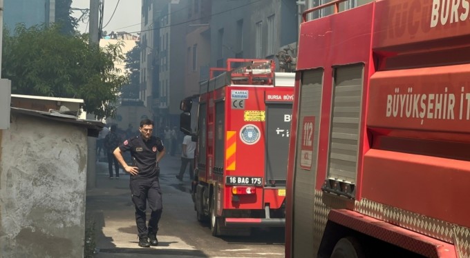 Yaşlı kadın yangından son anda kurtarıldı