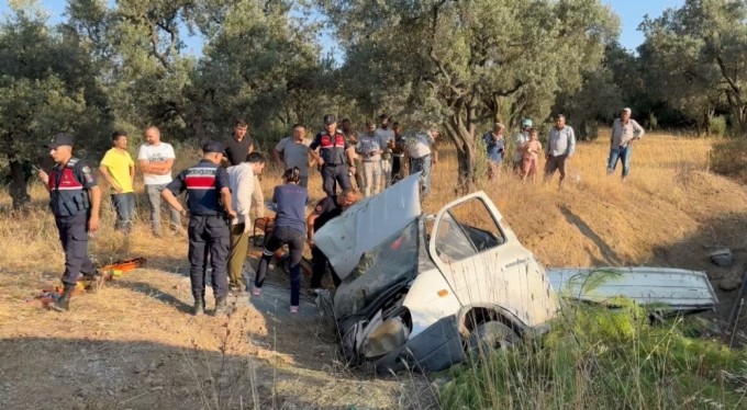 Devrilen kamyonette sıkışan 2 kişiyi itfaiye kurtardı