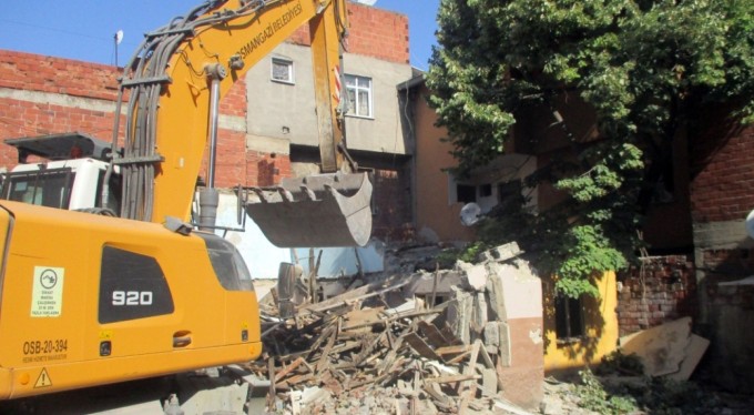 Osmangazi'de tehlike saçan metruk binalar yıkılıyor