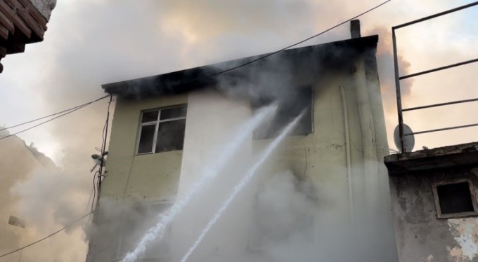 Bursa'da 3 katlı bina alev alev yandı