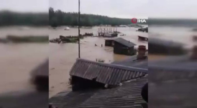 Rusya'da baraj patladı: Onlarca ev sular altında kaldı