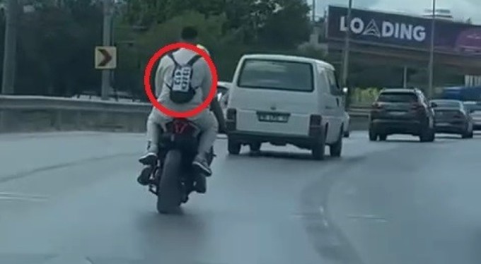 Bursa'da ceza yememek için düşen plakasını sırt çantasına yapıştırdı