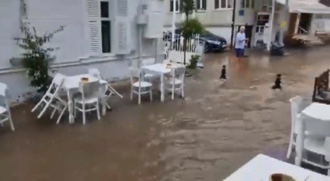 Bursa'da yollar dereye, merdivenler şelaleye döndü