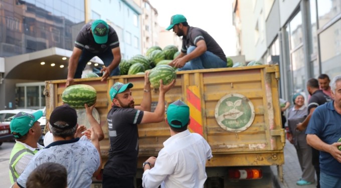 Bursa'da tarlada kalan karpuzları çiftçiden aldılar, vatandaşa ücretsiz dağıttılar