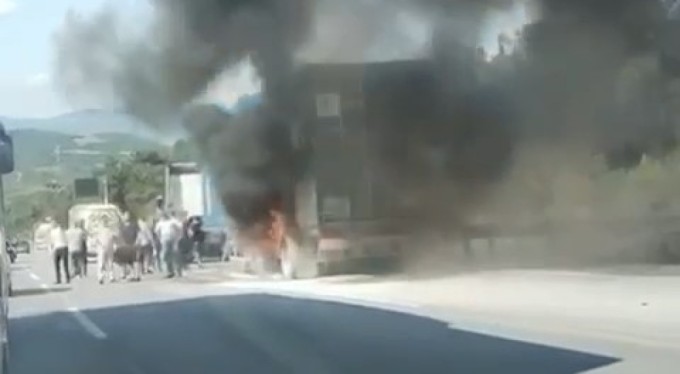 Bursa'da tırın dorsesi alev alev yandı