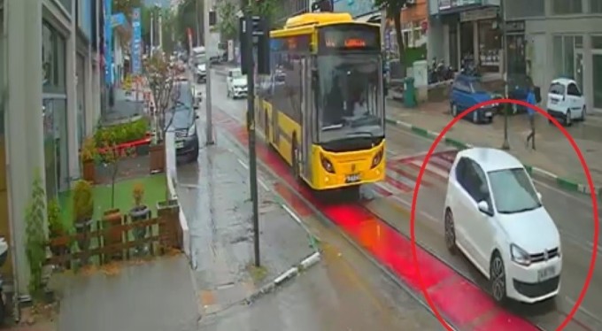 Bursa'da sıkıştırdığı otobüs kaza yaptı, bir şey olmamış gibi yoluna devam etti