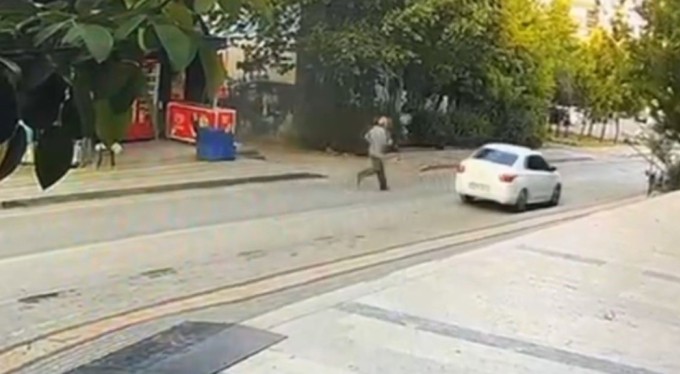 Bursa'da göz göre göre otomobili çaldılar! Araç sahibi de yakalamak için böyle koştu