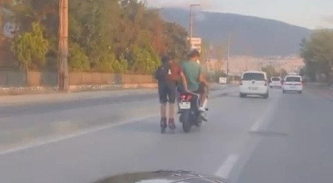 Bursa'da motosiklete tutunan patenli genç ölüme meydan okudu