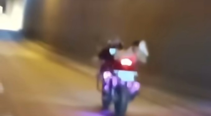 Bursa'da motosikletin üzerine uzanarak seyretti