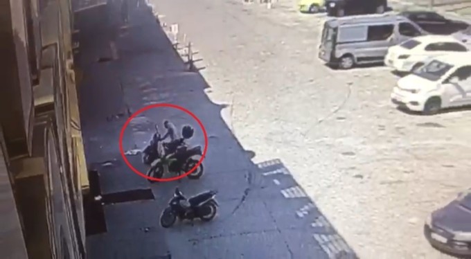 Bursa'da önce pazarda tezgahları gezdi, sonra metroya binip motosiklet çalmaya gitti