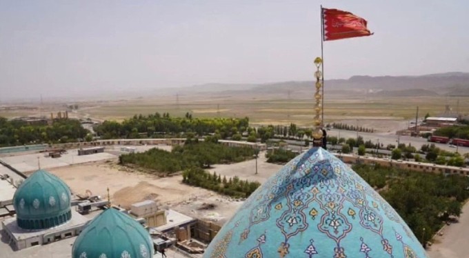 İran'da cami kubbesine "intikam bayrağı" çekildi