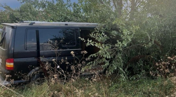 Bursa'da minibüs tarlaya uçtu, sürücü yaralandı