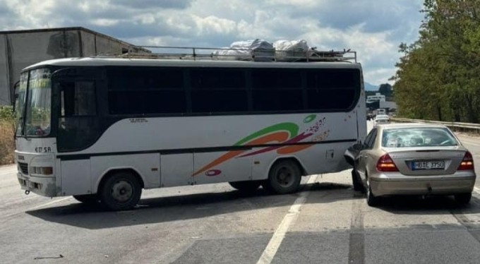 Bursa'da otomobil ile otobüs çarpıştı