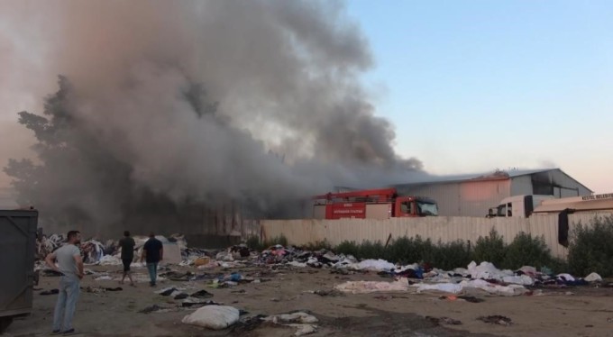Bursa'da geri dönüşüm fabrikasında çıkan yangın söndürüldü
