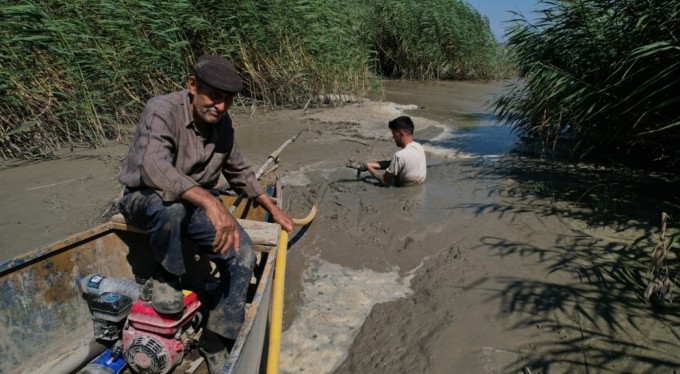 Bir damla su için boğazlarına kadar çamura giriyorlar