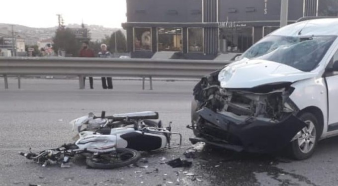 Bursa'da motosiklet ile hafif ticari araç kafa kafaya çarpıştı