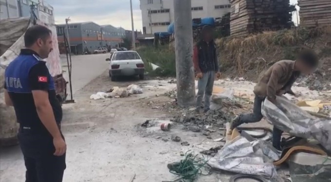 Bursa'da zabıta çevreyi kirletenlere mıntıka temizliği yaptırdı