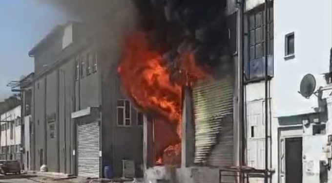 Bursa'da sünger ve baza deposu alevler içinde kaldı!