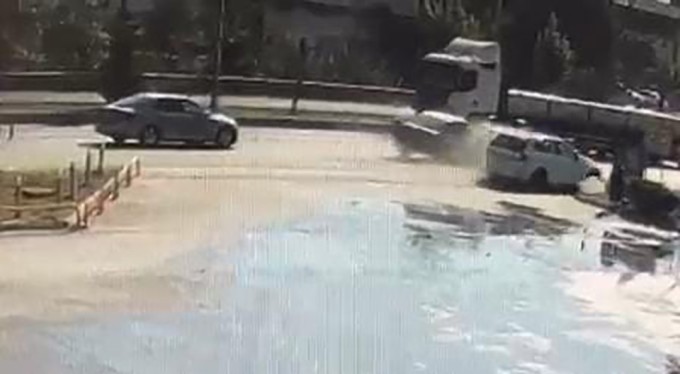 Bursa'da zincirleme kaza! 4 araç birbirine girdi