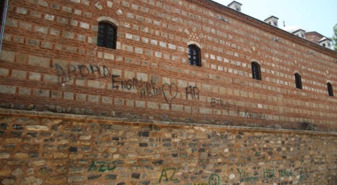 Bursa'da 630 yıllık külliyeyi resim defterine çevirdiler