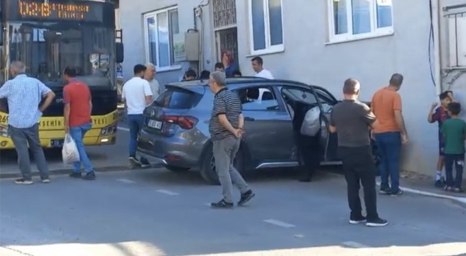 Bursa'da otobüse çarpmamak için eve daldı