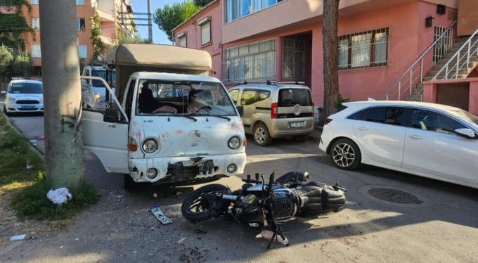 Kamyonun camından içeri girdi