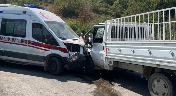 Bursa'da katliam gibi kaza: 2 ambulans kamyonet ile çarpıştı, 7 kişi yaralandı