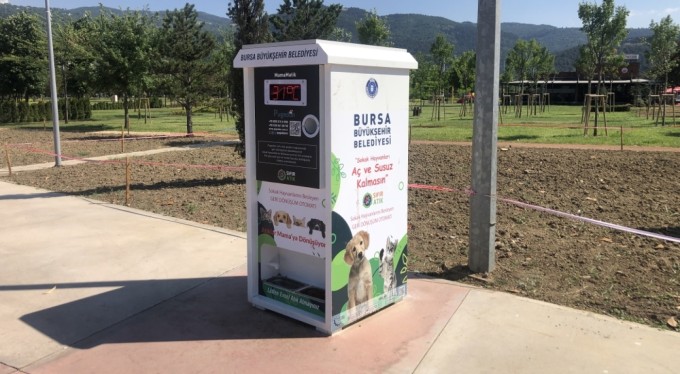 Bursa' da atıklar "mama" ya dönüşüyor