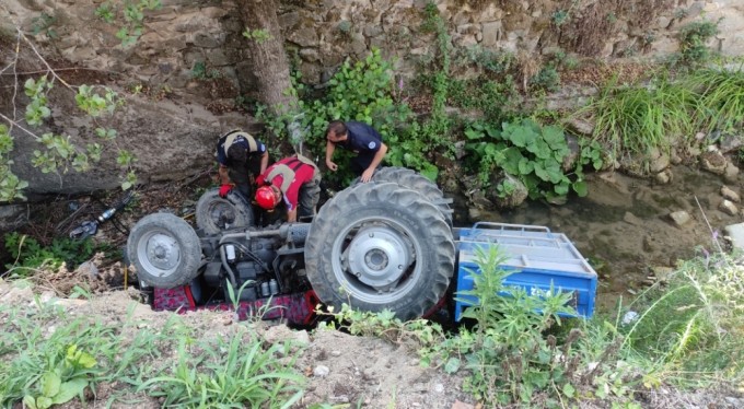Bursa'da kontrolden çıkan traktör dere yatağına uçtu