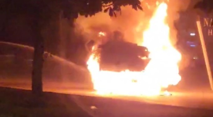 Bursa'da 150 metre sürüklenen araç alev aldı