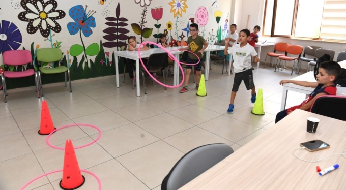 Yaz kurslarında çocuklar eğlenerek öğreniyor