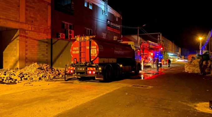 Bursa'da mobilya aksesuar imalathanesinde korkutan yangın