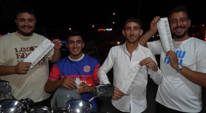 "Devletimiz sağ olsun" diyerek, ceza makbuzlarıyla poz verdiler