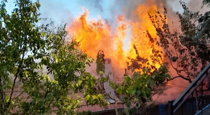 Uludağ'ın eteklerinde 2 ahşap ev alev alev yandı