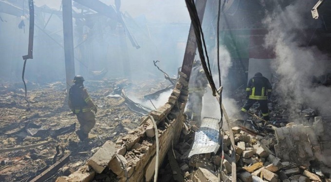 Rusya, Ukrayna'da süpermarketi vurdu: 10 ölü, 35 yaralı