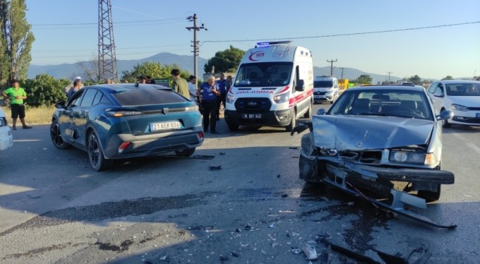 Bursa'da kavşakta üç araç birbirine girdi: 2 yaralı