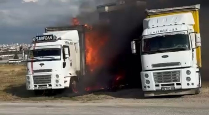 Park halindeki tır alev topuna döndü