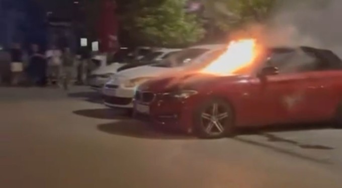 Bursa'da lüks araç park halinde alev alev yandı