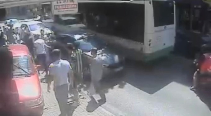 Bursa'da Acemi sürücü dükkana daldı, işyeri sahibi isyan etti