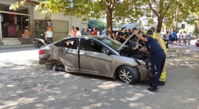 Bursa'da iki otomobilin hurdaya döndüğü kazada 1 kişi hafif yaralandı