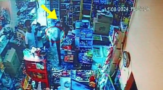 "Niye indirim yaptın" Eline geçirdiği tüpü bakkal çalışanına fırlattı