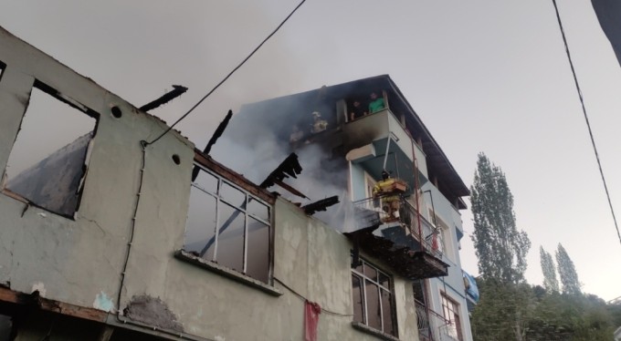 Bursa'da banyo sobasını yakarken 2 katlı ev küle döndü